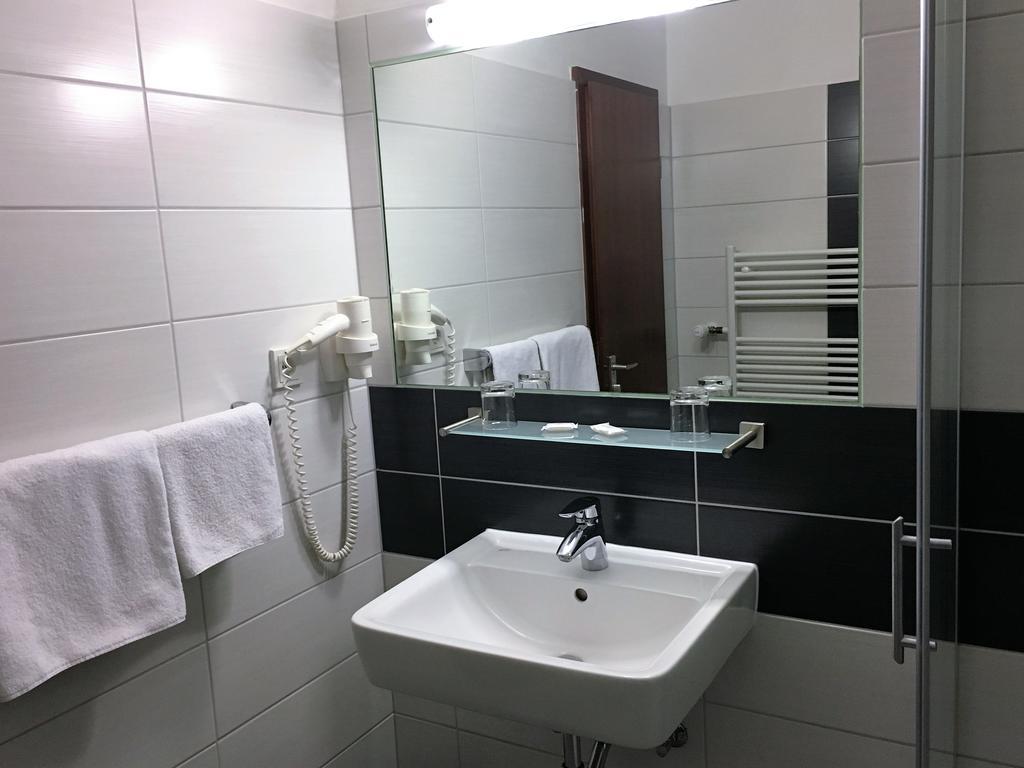 Hotel Stadt Hamburg Am Fluss Saarbrücken Exteriör bild